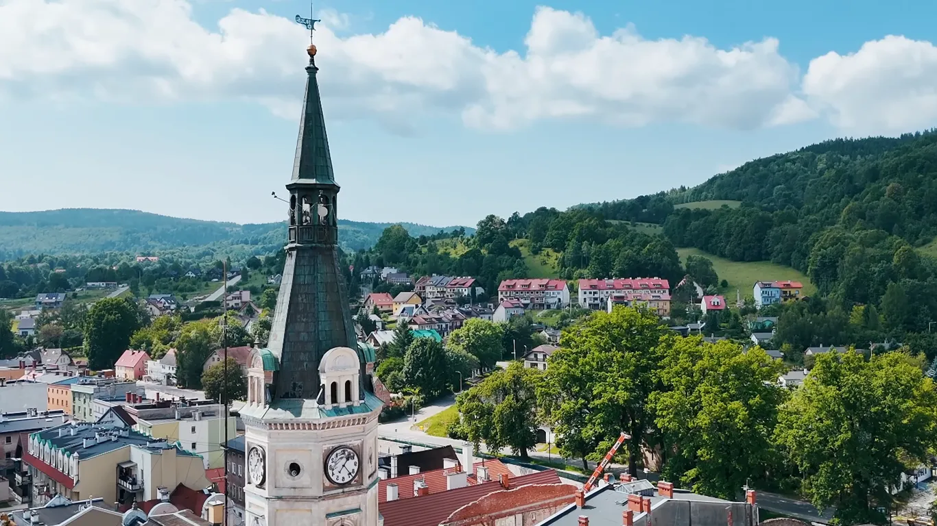 widok z drona w miescie ladek zdroj